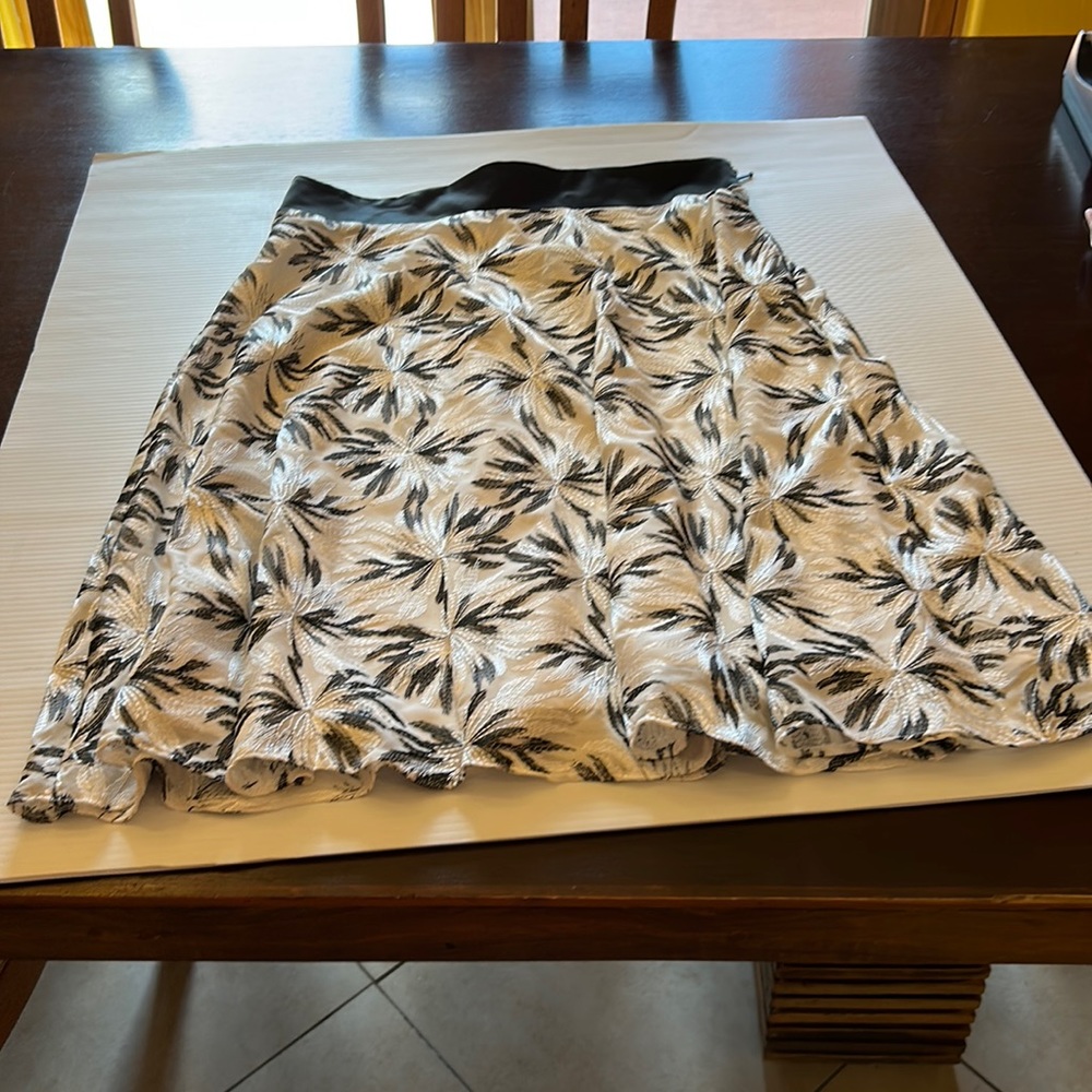 Vesper skirt nwt size 16 waist 34” 28 1/2” long side zip